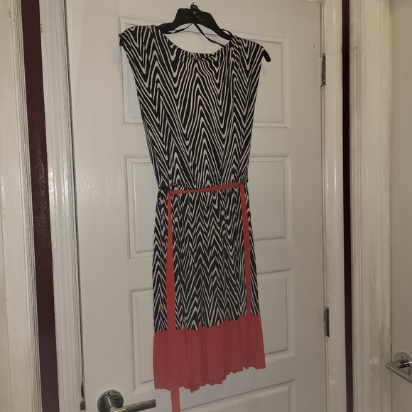 Studio I blk/wht dress w/red skirt & belt - Picture 5 of 5